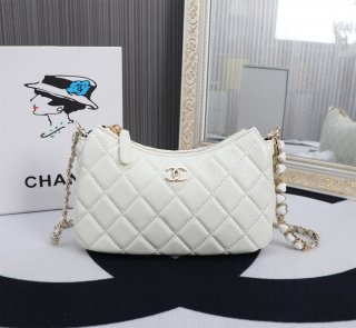 240CHANEL 24p enamel buckle hobo heart-shaped chain bag 8864 white color