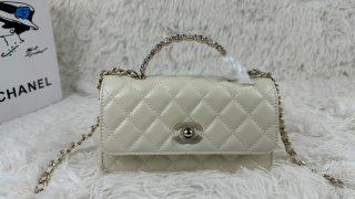 Chanel 24p woc pearl grip 511 White top-grain oil-waxed leather bilayer